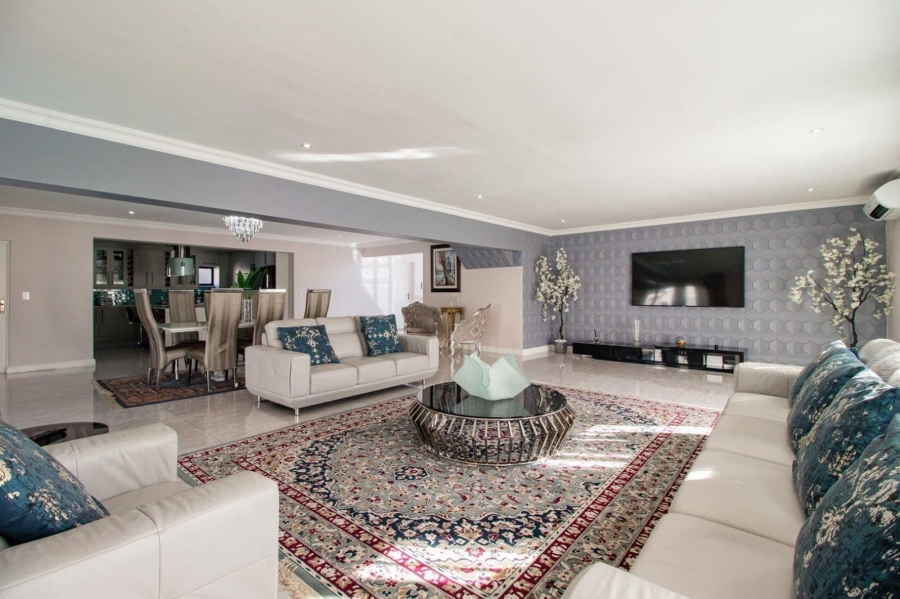 5 Bedroom Property for Sale in Parklands North Western Cape